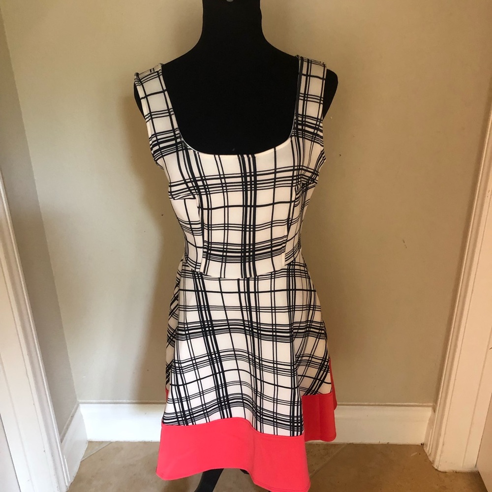 Plaid with a bold hem dress - Picture 5 of 7